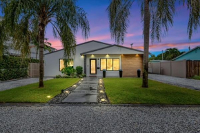 Lovely 2BR 2BA Modern Flat with Vibrant Backyard